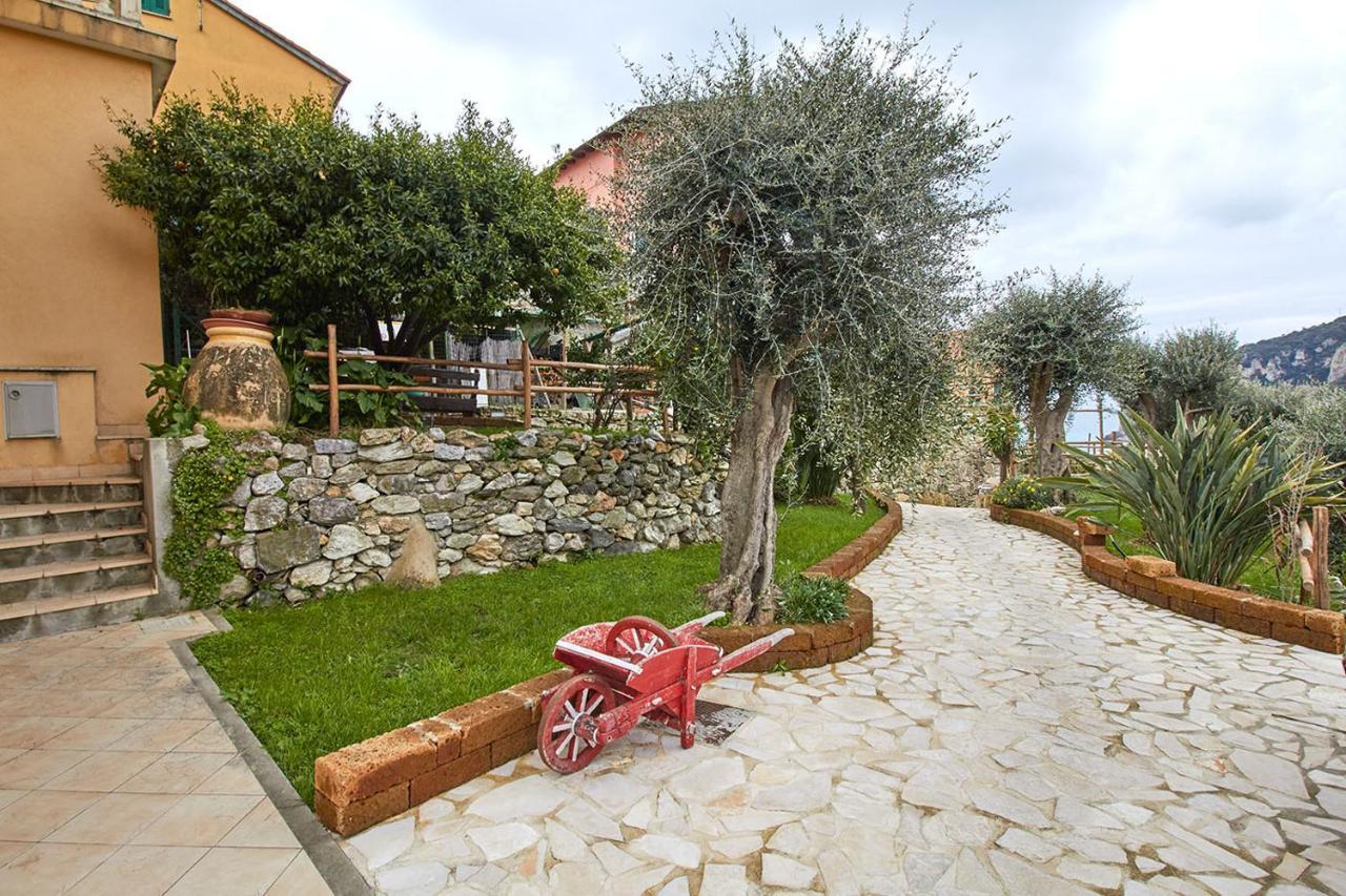 Rivierarent Appartamento Ulivo Finale Ligure Kültér fotó